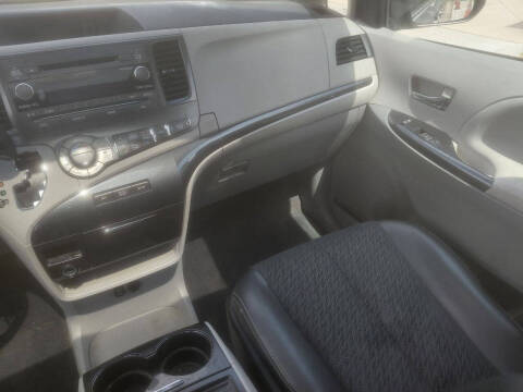 2012 Toyota Sienna SE 8-Passenger