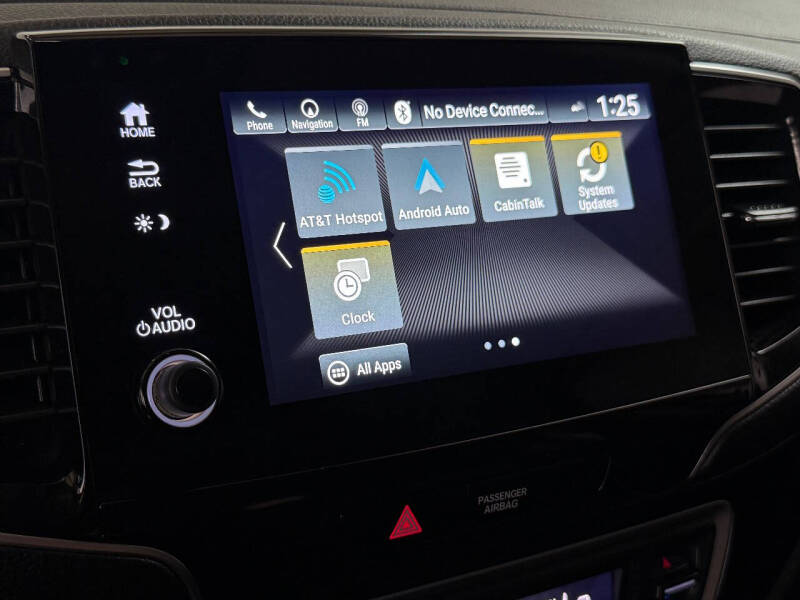 2019 Honda Pilot Touring w/Rear Captain's Chairs