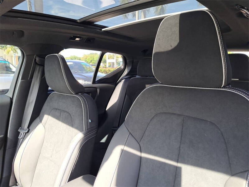 2026 Volvo XC40 B5 Ultra Black Edition