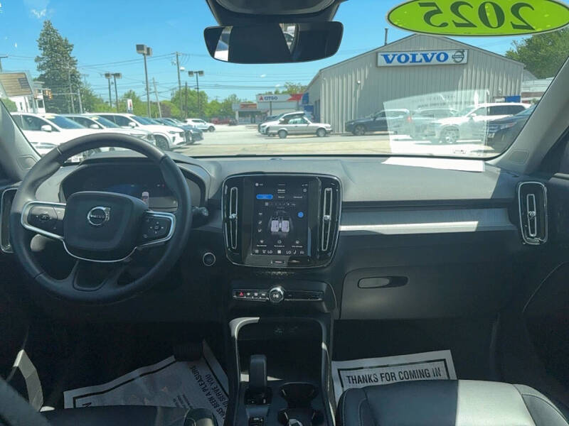 2025 Volvo XC40 B5 Core Bright Theme