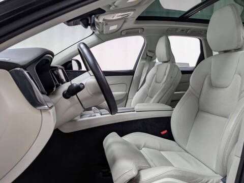 2024 Volvo XC60 B5 Ultimate Dark Theme