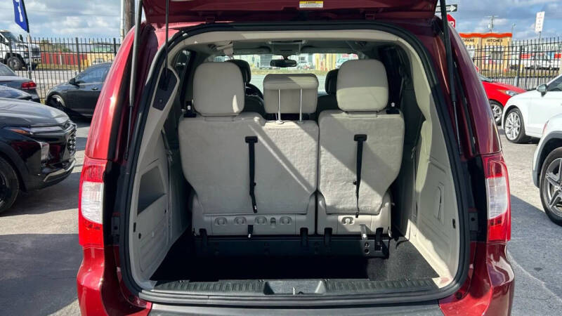 2011 Chrysler Town and Country Touring-L