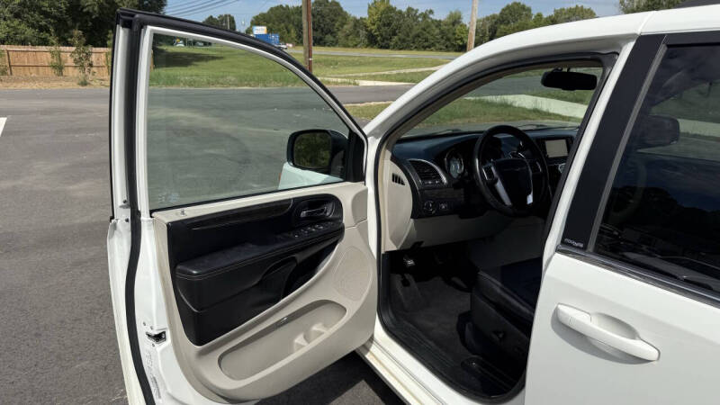 2013 Chrysler Town and Country Touring