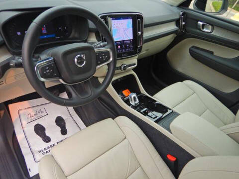 2023 Volvo XC40 B5 Plus Dark Theme