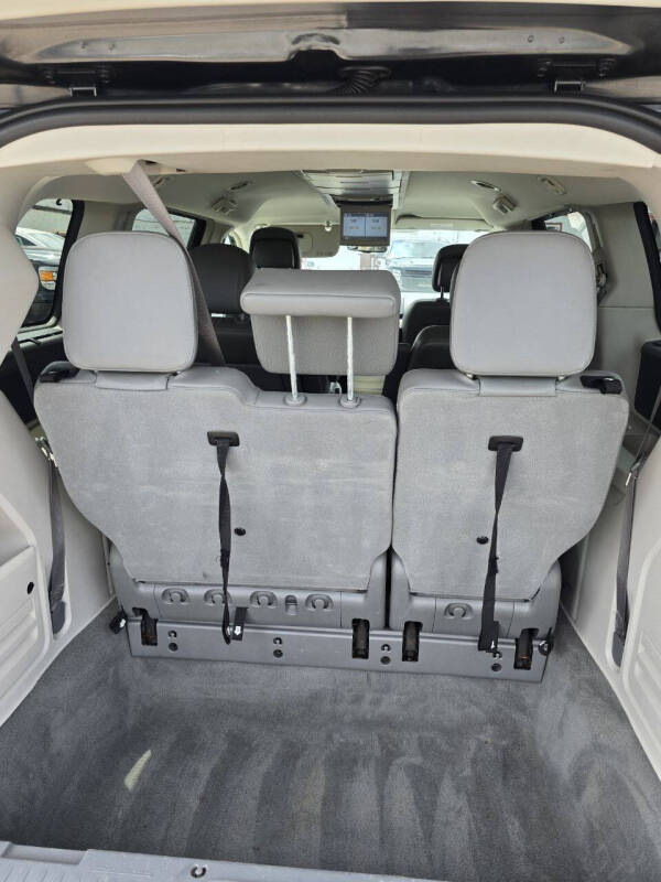 2012 Volkswagen Routan SE