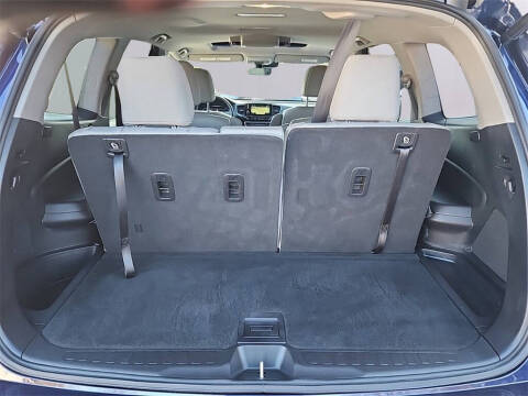 2022 Honda Pilot Touring w/Rear Captain's Chairs