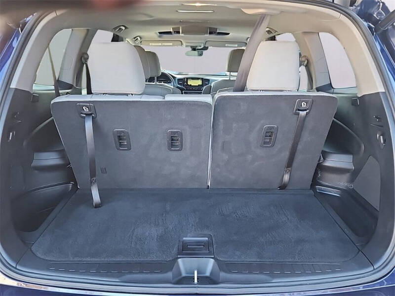 2022 Honda Pilot Touring w/Rear Captain's Chairs