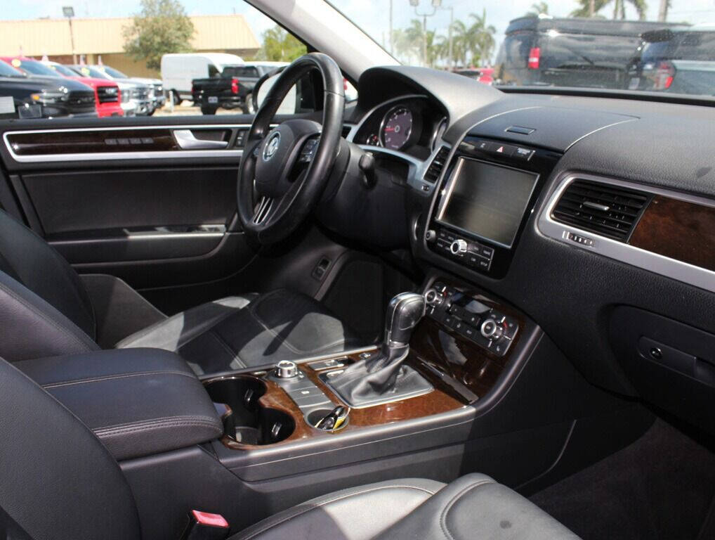 2014 Volkswagen Touareg  - $18,995