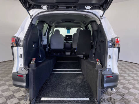 2025 Toyota Sienna LE 8-Passenger