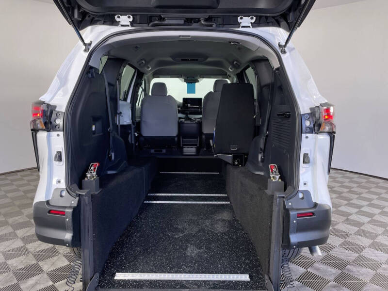 2025 Toyota Sienna LE 8-Passenger