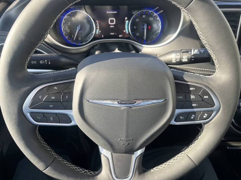 2025 Chrysler Pacifica Select