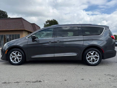 2017 Chrysler Pacifica Touring-L Plus