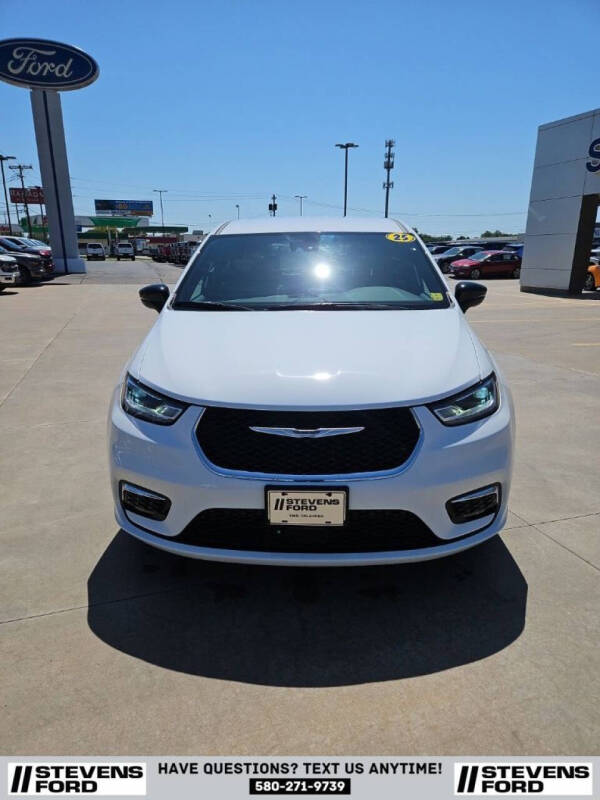 2025 Chrysler Pacifica Select
