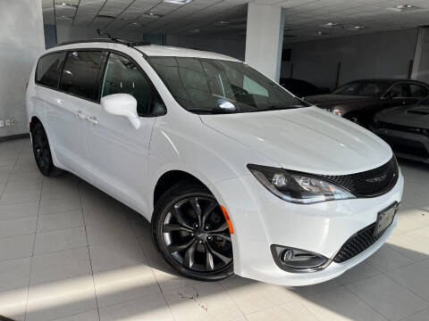 2018 Chrysler Pacifica for sale at Auto Mall of Springfield in Springfield IL