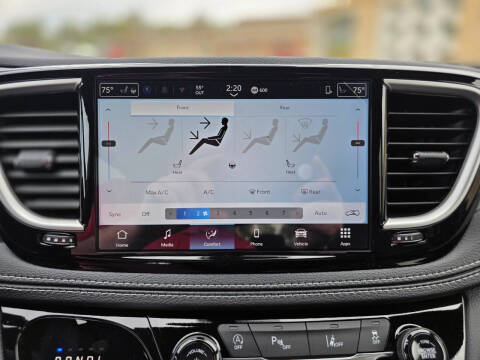 2026 Chrysler Pacifica Select