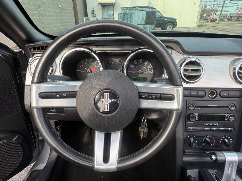 2005 Ford Mustang V6 Deluxe