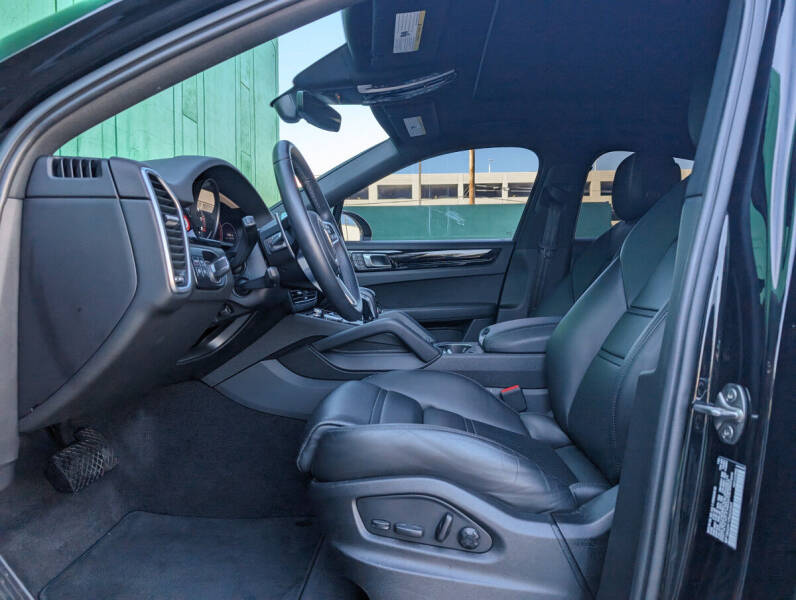 2023 Porsche Cayenne Coupe Platinum Edition