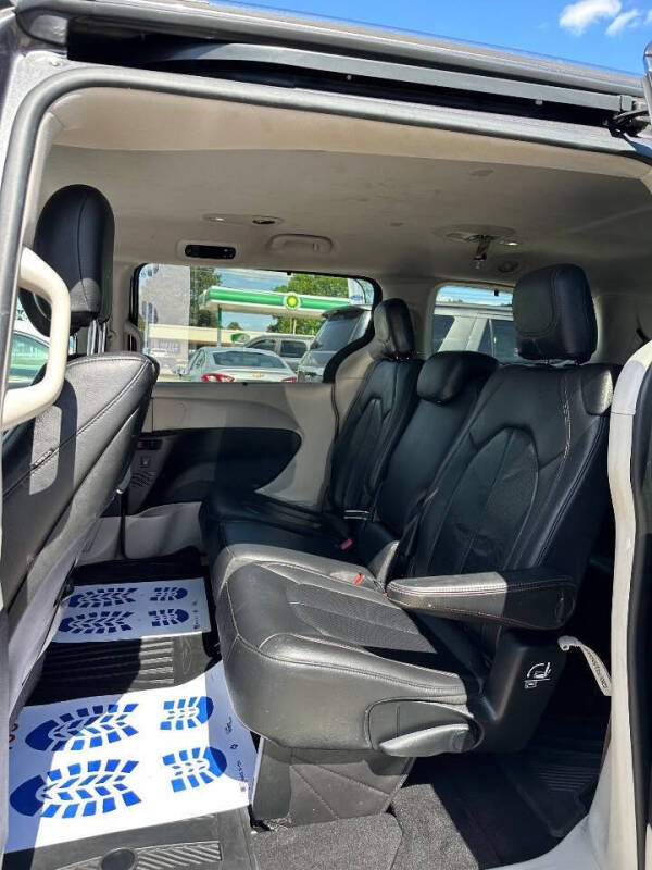 2017 Chrysler Pacifica Touring-L Plus