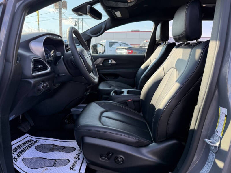 2025 Chrysler Pacifica Select