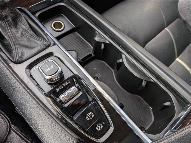 2016 Volvo XC90 T6 Momentum