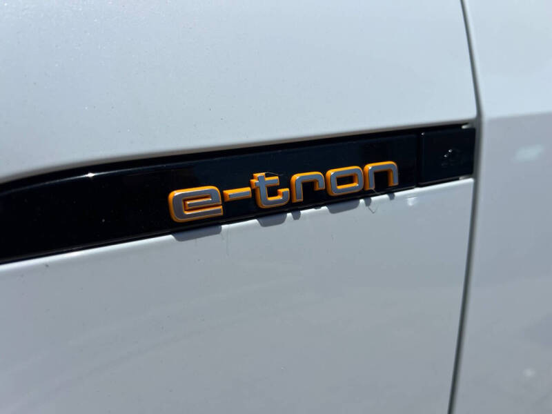 2021 Audi e-tron quattro Premium
