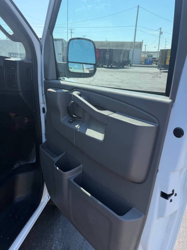 2025 Chevrolet Express Passenger LT - Photo 10