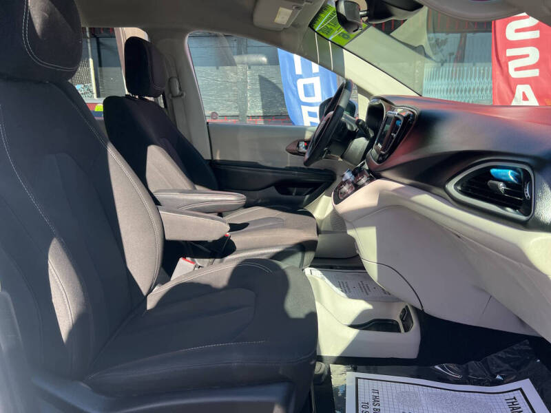 2023 Chrysler Voyager LX