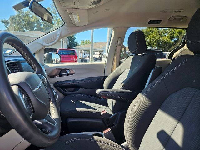 2022 Chrysler Voyager LX