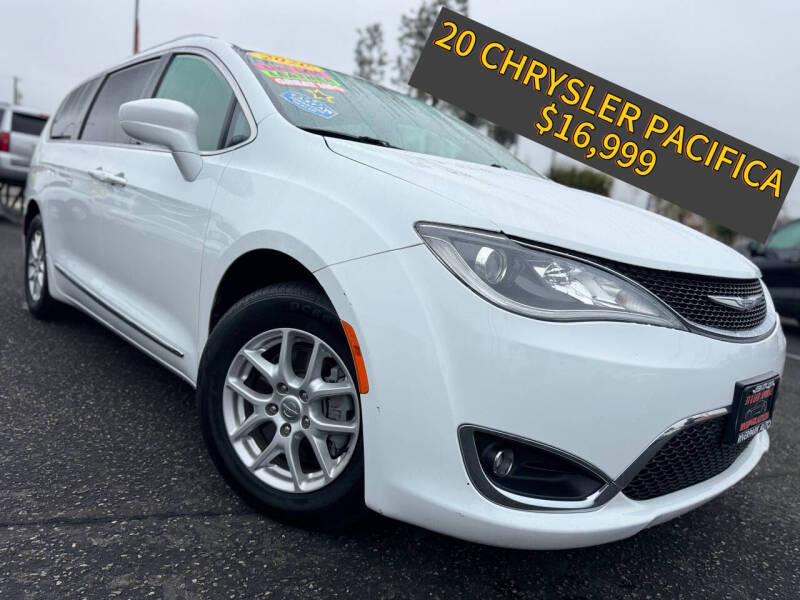 2020 Chrysler Pacifica Touring L's photo