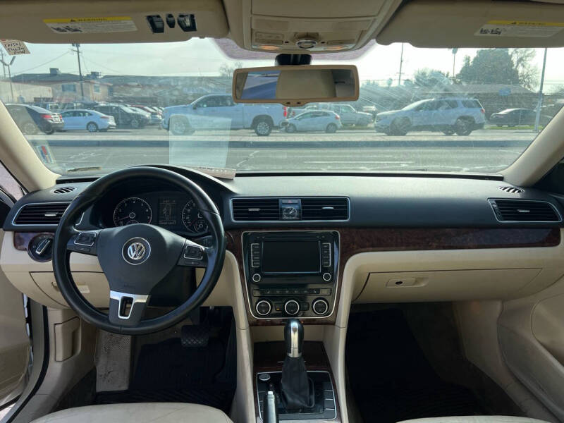 2012 Volkswagen Passat SEL photo 5