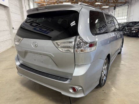 2013 Toyota Sienna SE 8-Passenger