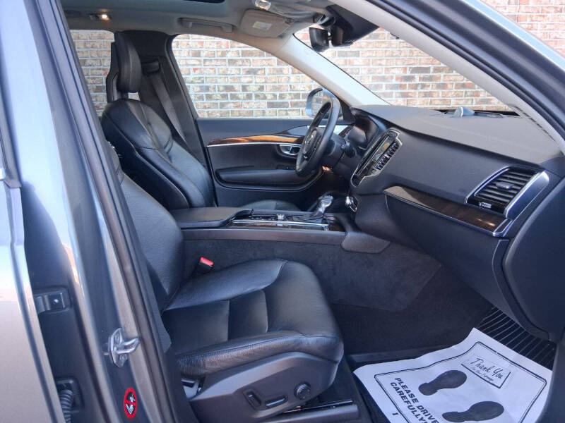 2016 Volvo XC90 T6 Momentum