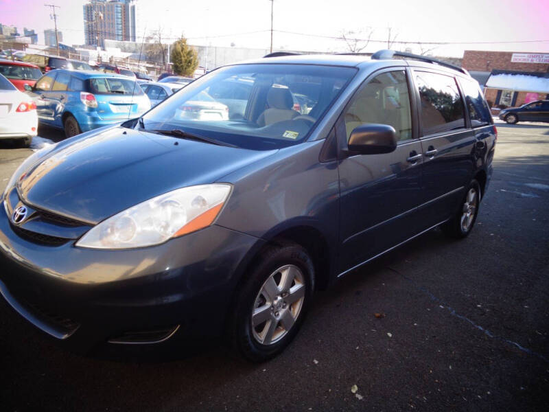 2008 Toyota Sienna LE photo 2