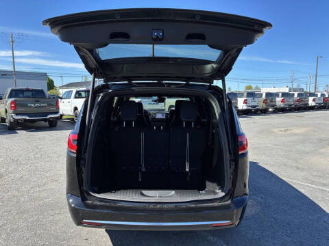 2027 Chrysler Pacifica Select