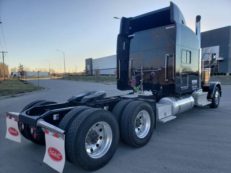 2023 Peterbilt 389