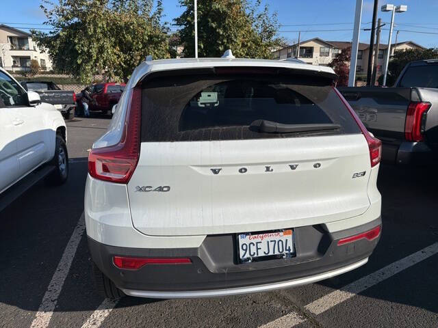 2023 Volvo XC40 B5 Ultimate Bright Theme