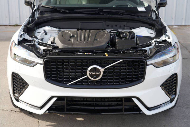 2023 Volvo XC60 B5 Ultimate Dark Theme