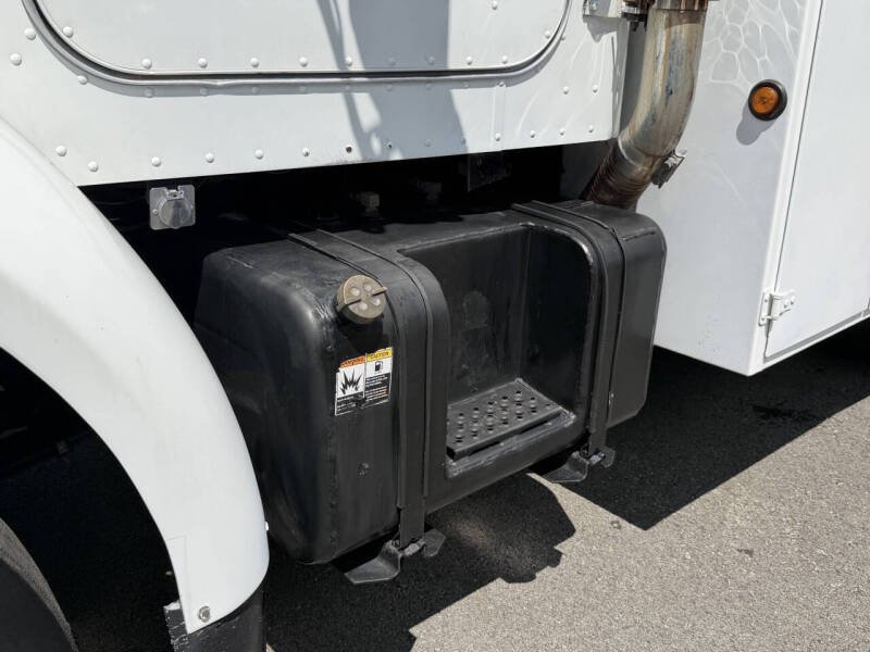 2001 Peterbilt 330