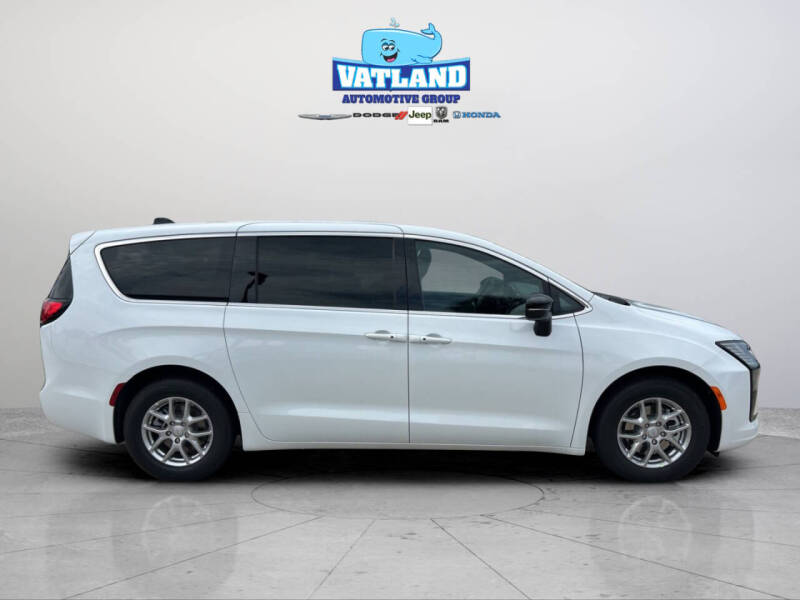 2027 Chrysler Pacifica Select