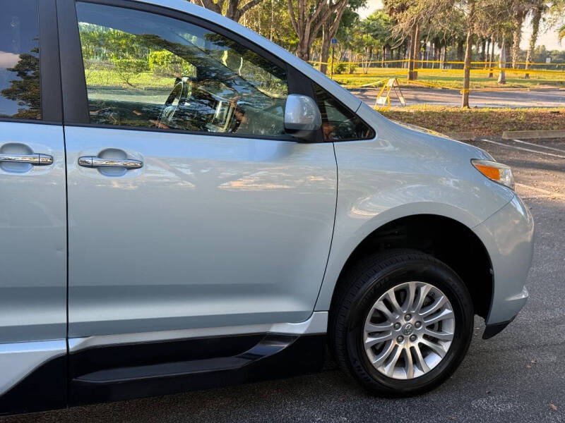 2016 Toyota Sienna XLE 7-Passenger Auto Access Seat