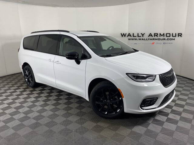 2026 Chrysler Pacifica Select's photo