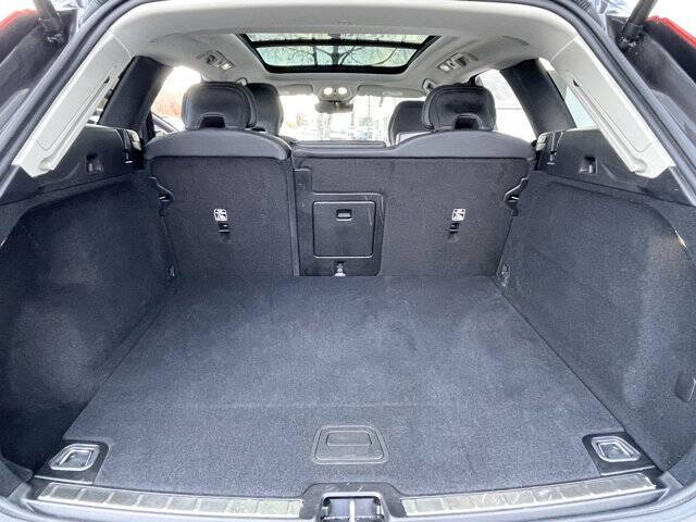 2025 Volvo XC60 B5 Plus Dark Theme