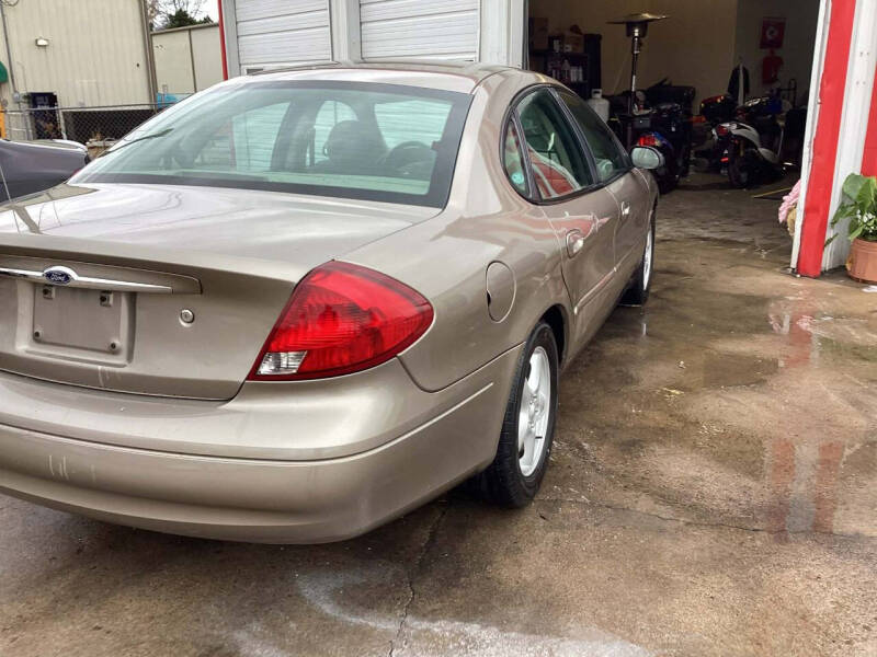2003 Ford Taurus SE