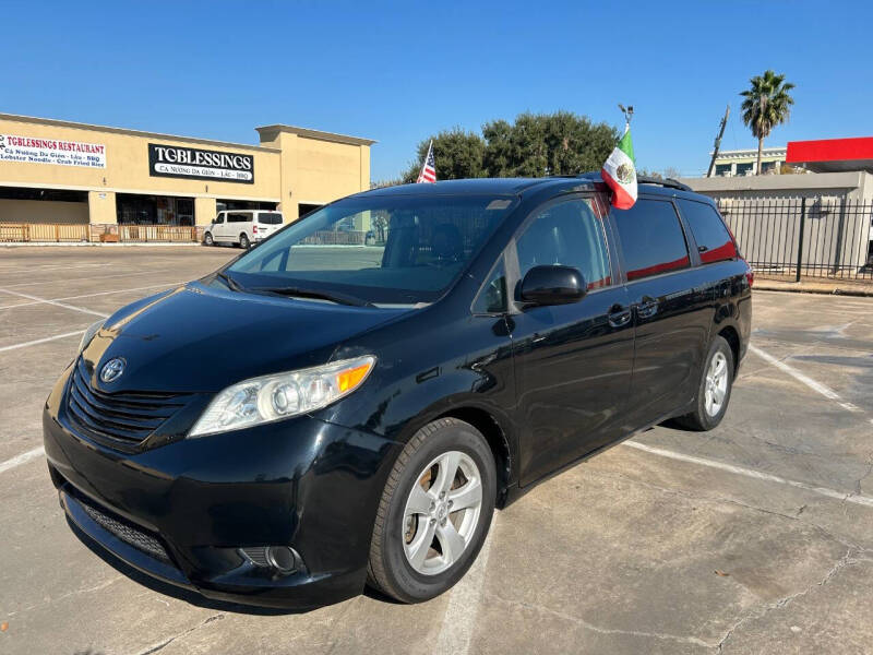 2015 Toyota Sienna LE photo 1