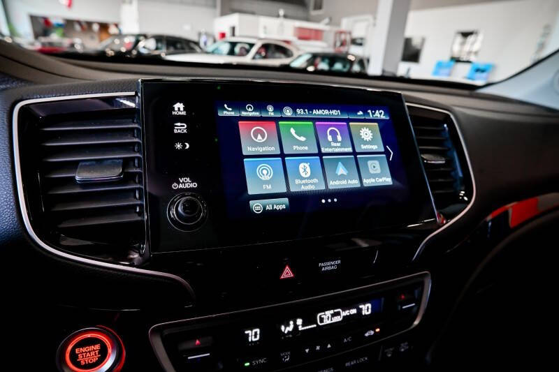 2022 Honda Pilot Touring w/Rear Captain's Chairs