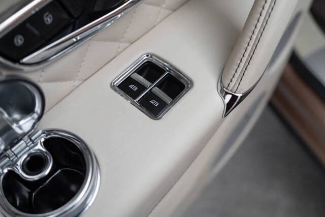 2017 Bentley Bentayga 32