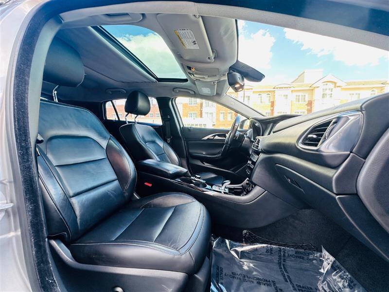 2017 Infiniti QX30 Premium