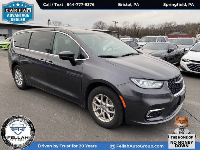 2023 Chrysler Pacifica Touring L's photo