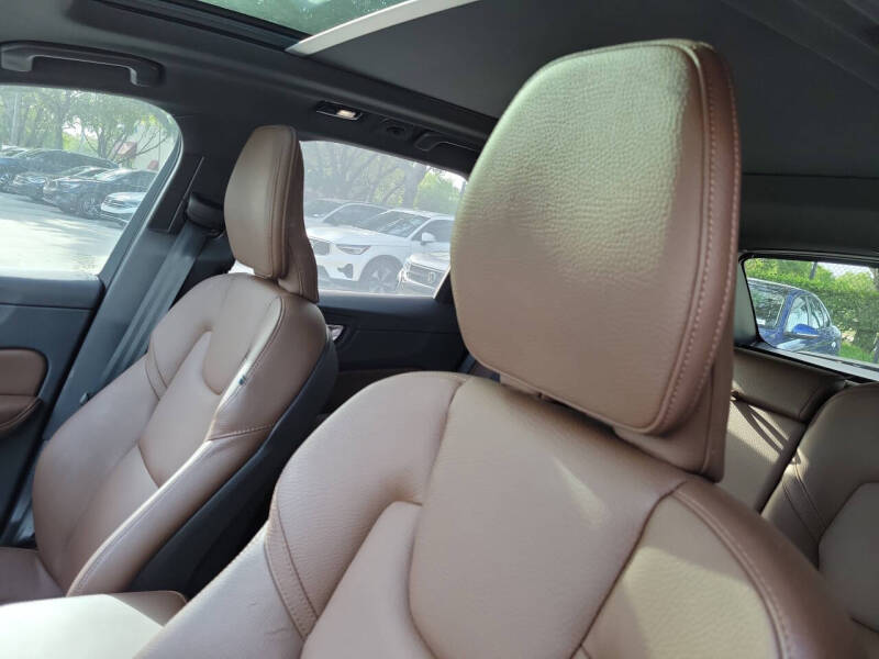 2023 Volvo XC60 B5 Plus Dark Theme