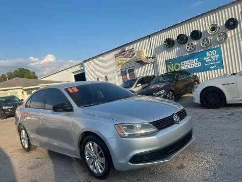 2013 Volkswagen Jetta for sale at ONYX AUTOMOTIVE, LLC in Largo FL